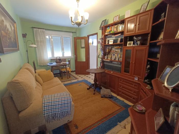 Se vende piso amplio en el centro, en Ribeira